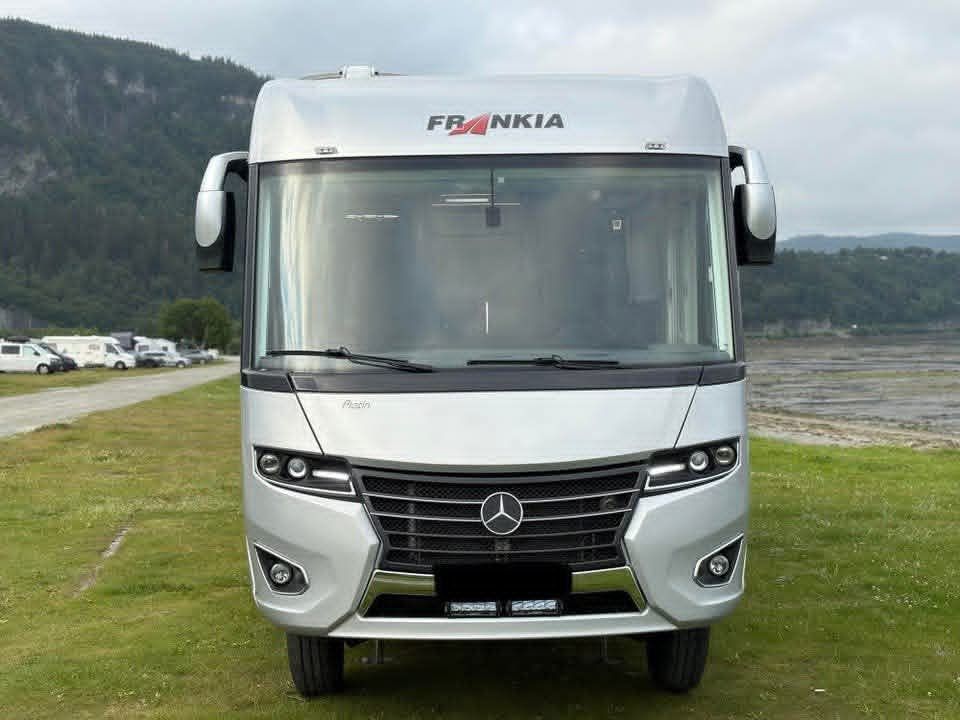Camping-car : Frankia Platin 8400 QD U.SENKESENG / 4 x SOLCELLE